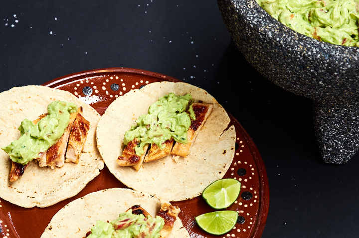 Primer plano de tacos de pollo fáciles con salsa de aguacate