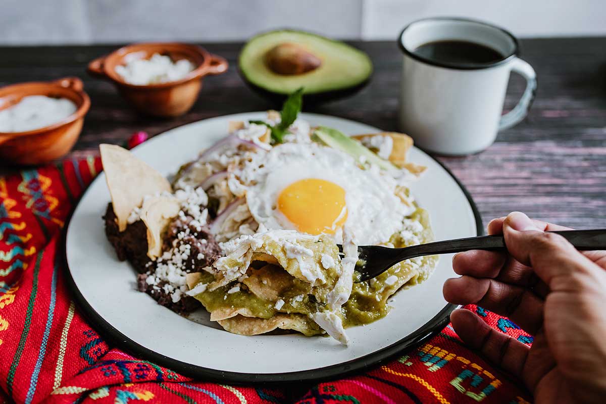 Chilaquiles con huevos, un plato tradicional mexicano