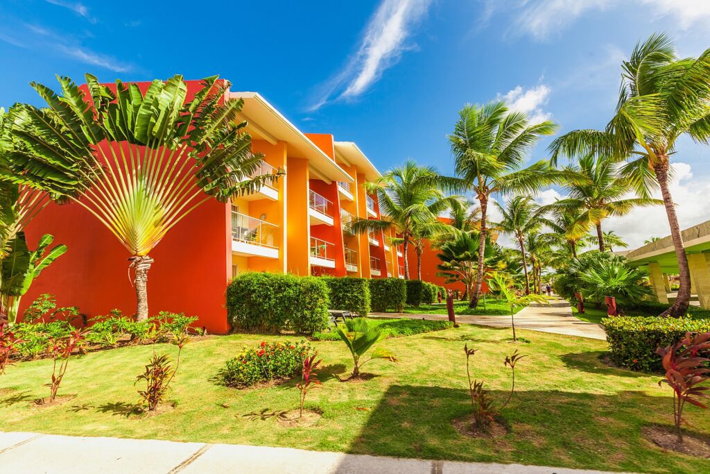 condominio vacacional en cancun con palmeras