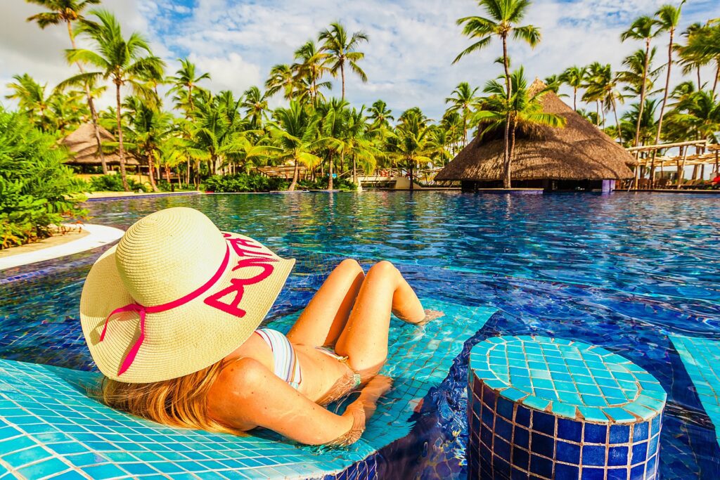 dama junto a la piscina en los cabos