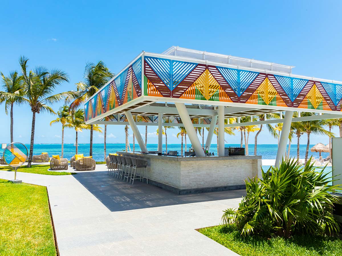 Bar en la piscina en Garza Blanca Cancún 