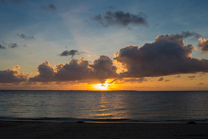 Ver el amanecer sobre el océano