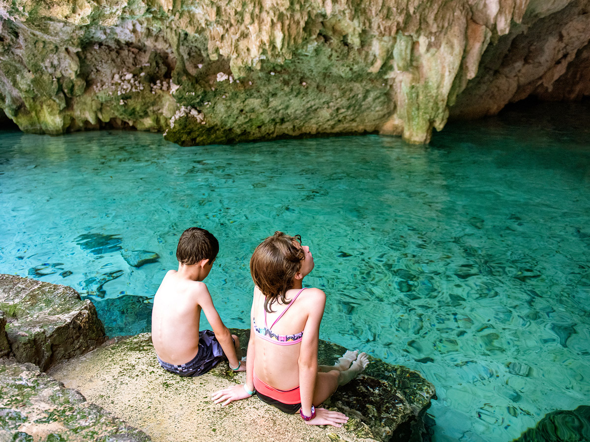 Niños en un cenote