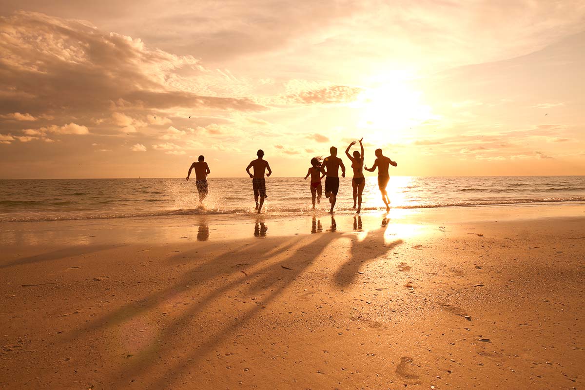 Amigos en la playa de Los Cabos