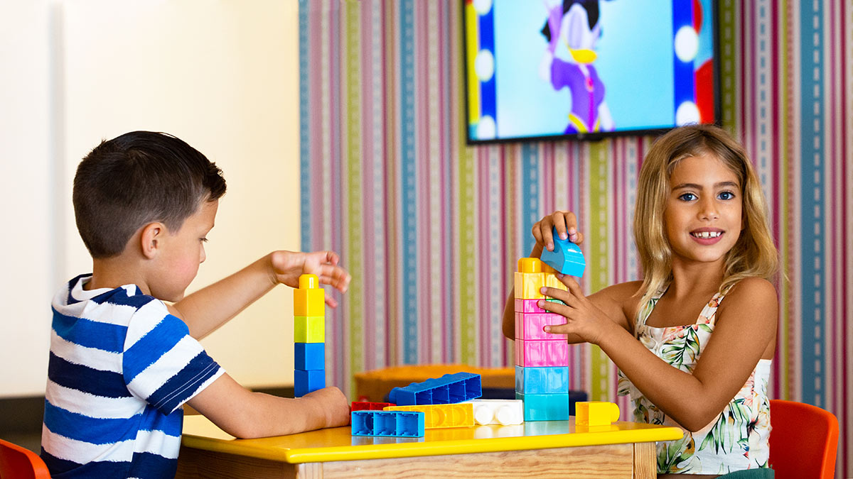 Niños jugando en el Kids' Club 