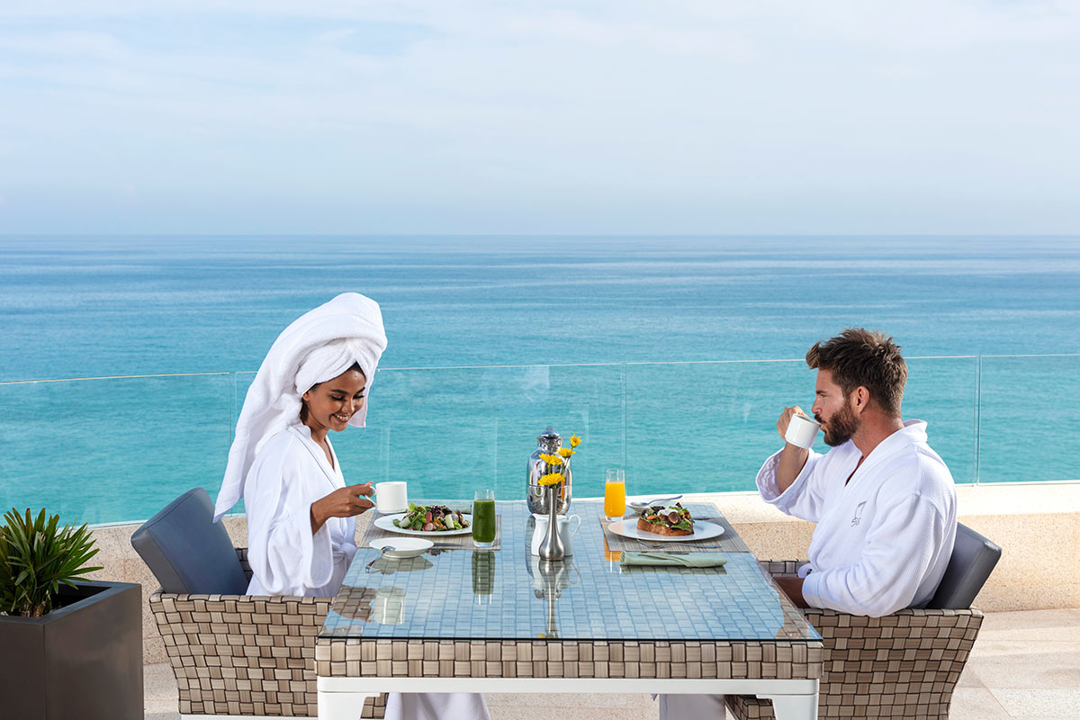 Pareja desayunando en Garza Blanca Los Cabos