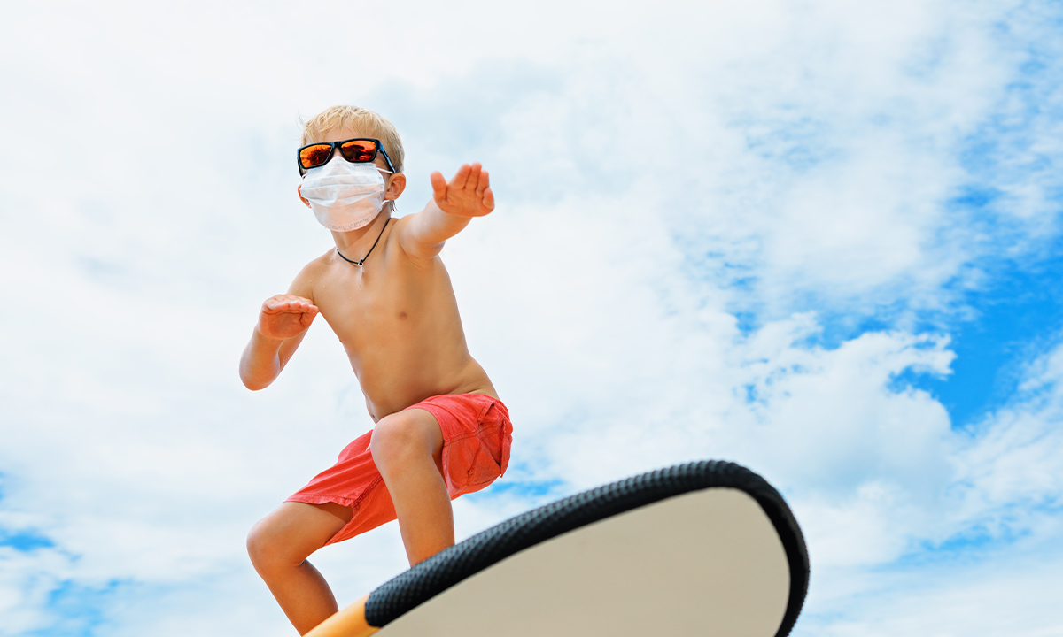 niño surfeando durante covid