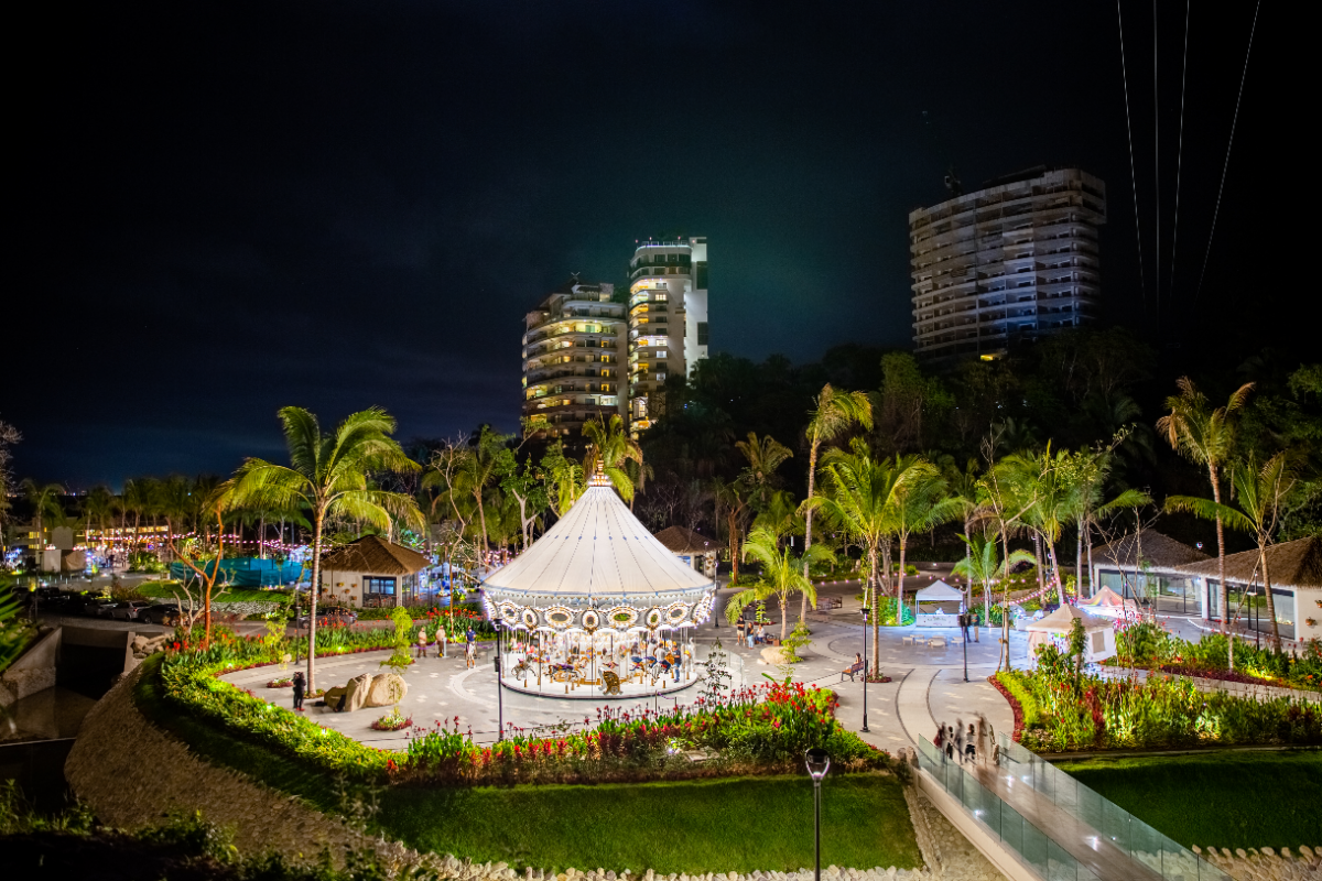 pueblo de tierraluna puerto vallarta de noche