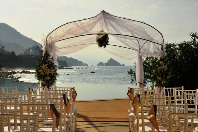 Recepciones de boda junto a la piscina en Garza Blanca Puerto Vallarta