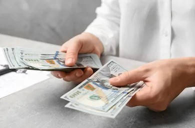 contando dinero para legalización