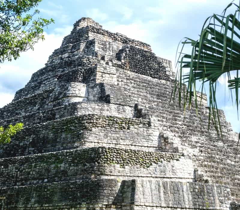 templo de piedra alto en Chacchoben, las mejores ruinas mayas en Yucatán