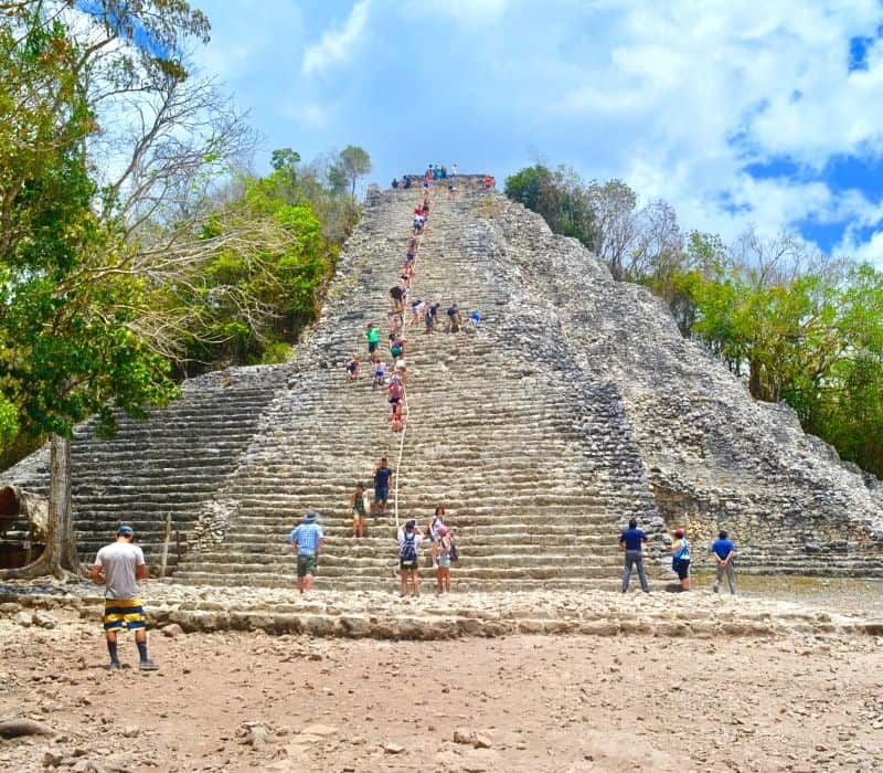 Gente subiendo a Nohoch Mul en las Ruinas de Cobá 