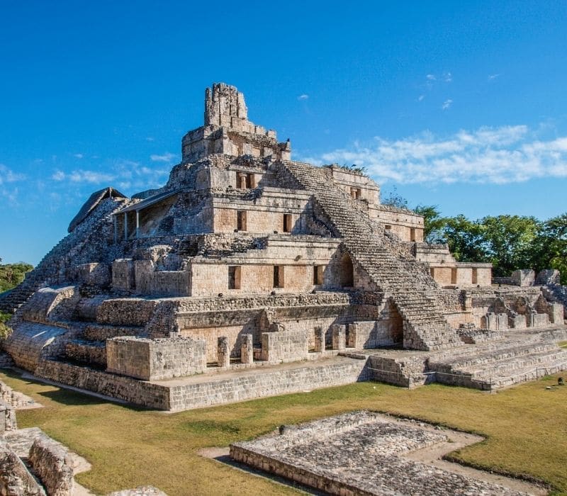 templo de piedra alto en Edzna, Campeche, mejores ruinas mayas en Yucatán