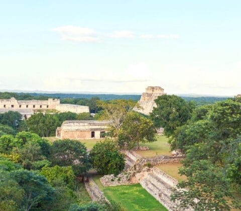 vista aérea de un sitio arqueológico maya - excursiones de un día desde Mérida