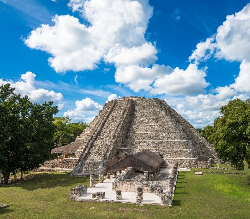 antiguo sitio arqueológico maya con construcción de pirámides de piedra - excursiones de un día desde Mérida