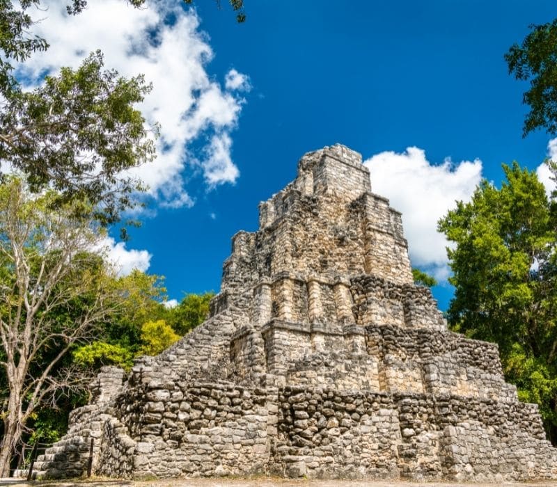 estructura de piedra alta en las ruinas mayas de Muyil en Yucatán, Tulum