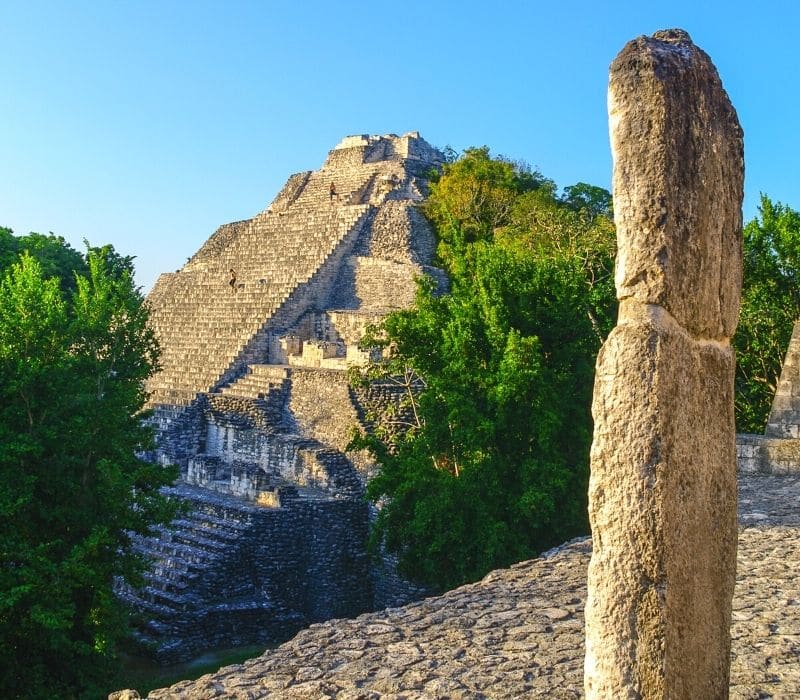 alto templo de piedra en Becan, Campeche, las mejores ruinas mayas en Yucatán