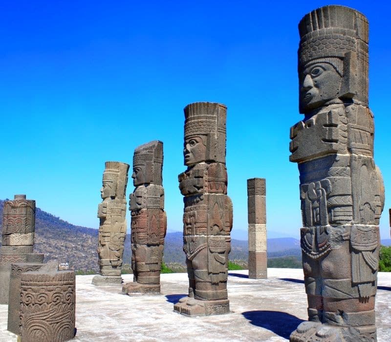 Las estatuas toltecas de 4 metros de altura en la cima de la Pirámide de Quetzalcóatl en las Ruinas de Tula