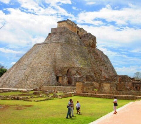 Gente paseando por Pirámide de Uxmal 