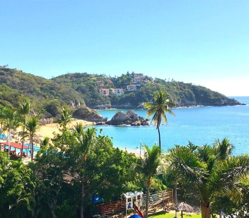 hermosa agua azul en una bahía y cala de playa en el pequeño pueblo de playa de Bahías de Huatulco, México, en el estado de Oaxaca, un destino seguro para viajar solo en México en el sur de México en el Océano Pacífico