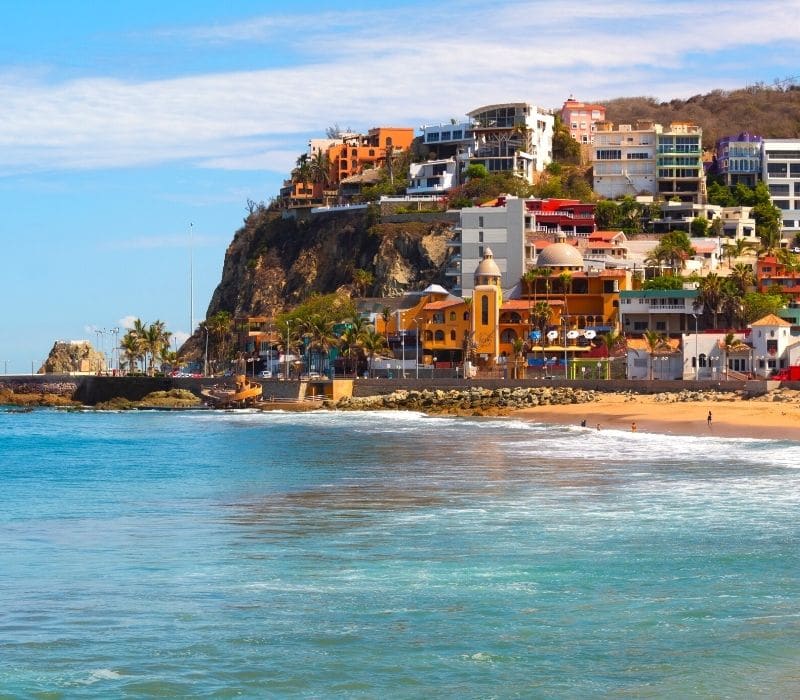 coloridos edificios a lo largo de la playa en Mazatlán, uno de los mejores pueblos costeros mexicanos