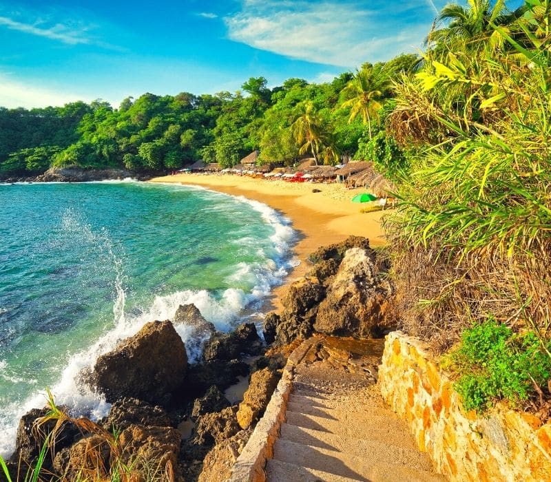 Escaleras que conducen a una playa tropical en México