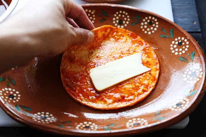 Relleno de enchilada potosina con queso.