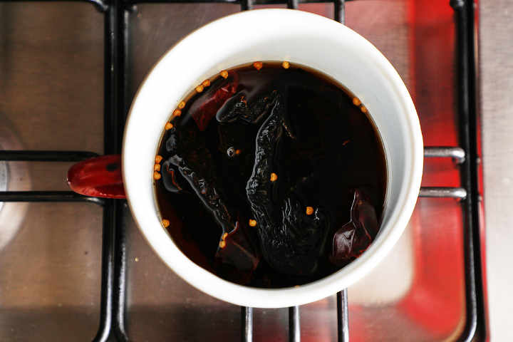 Chiles secos a fuego lento en una olla