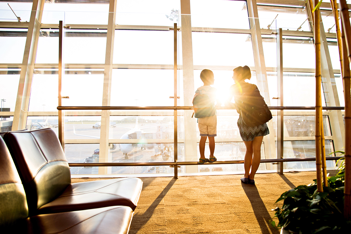 Madre e hijo en el aeropuerto esperando la salida