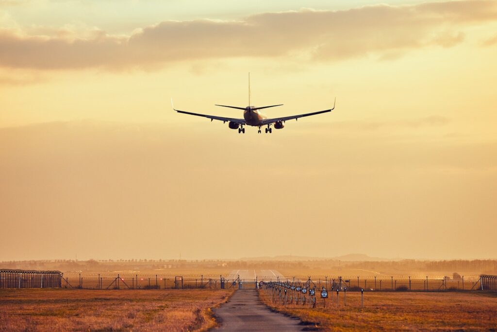 Aterrizaje de avión en la pista