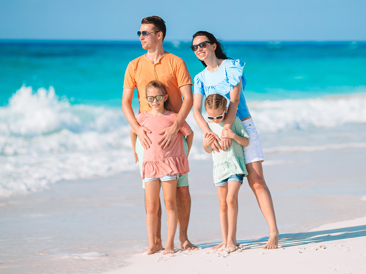 familia en la playa 